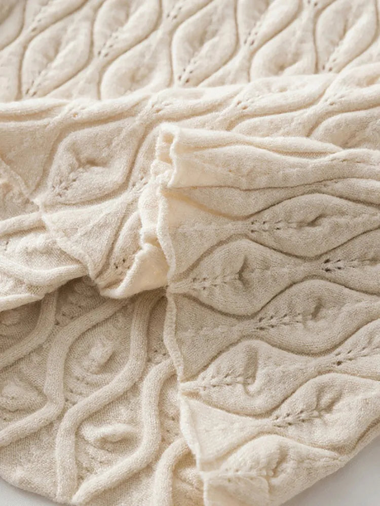 Pul col fin roulé à motif tricoté